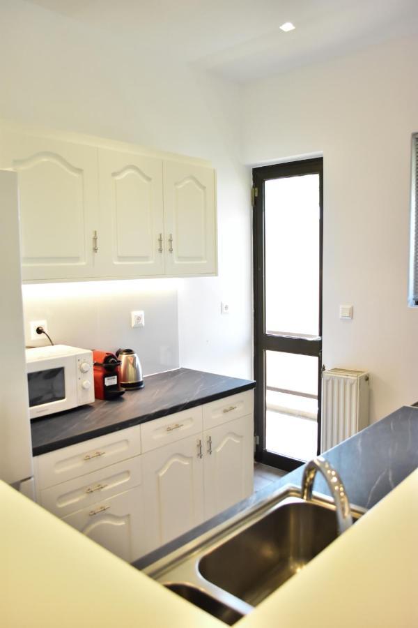 Βright Walled Designed Apt In Glyfada Center Athens Exterior photo