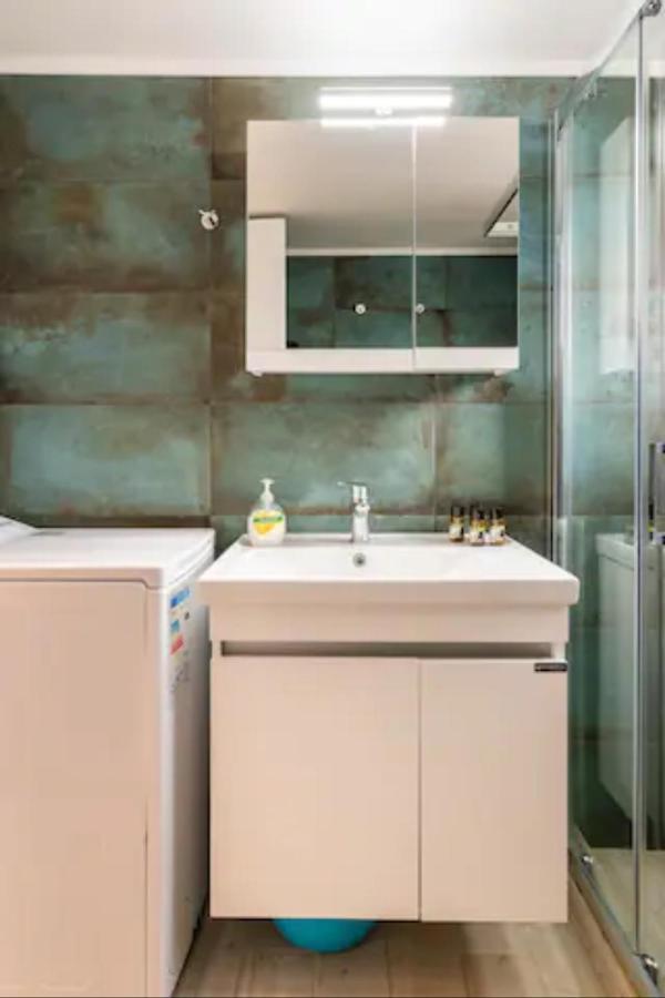 Βright Walled Designed Apt In Glyfada Center Athens Exterior photo
